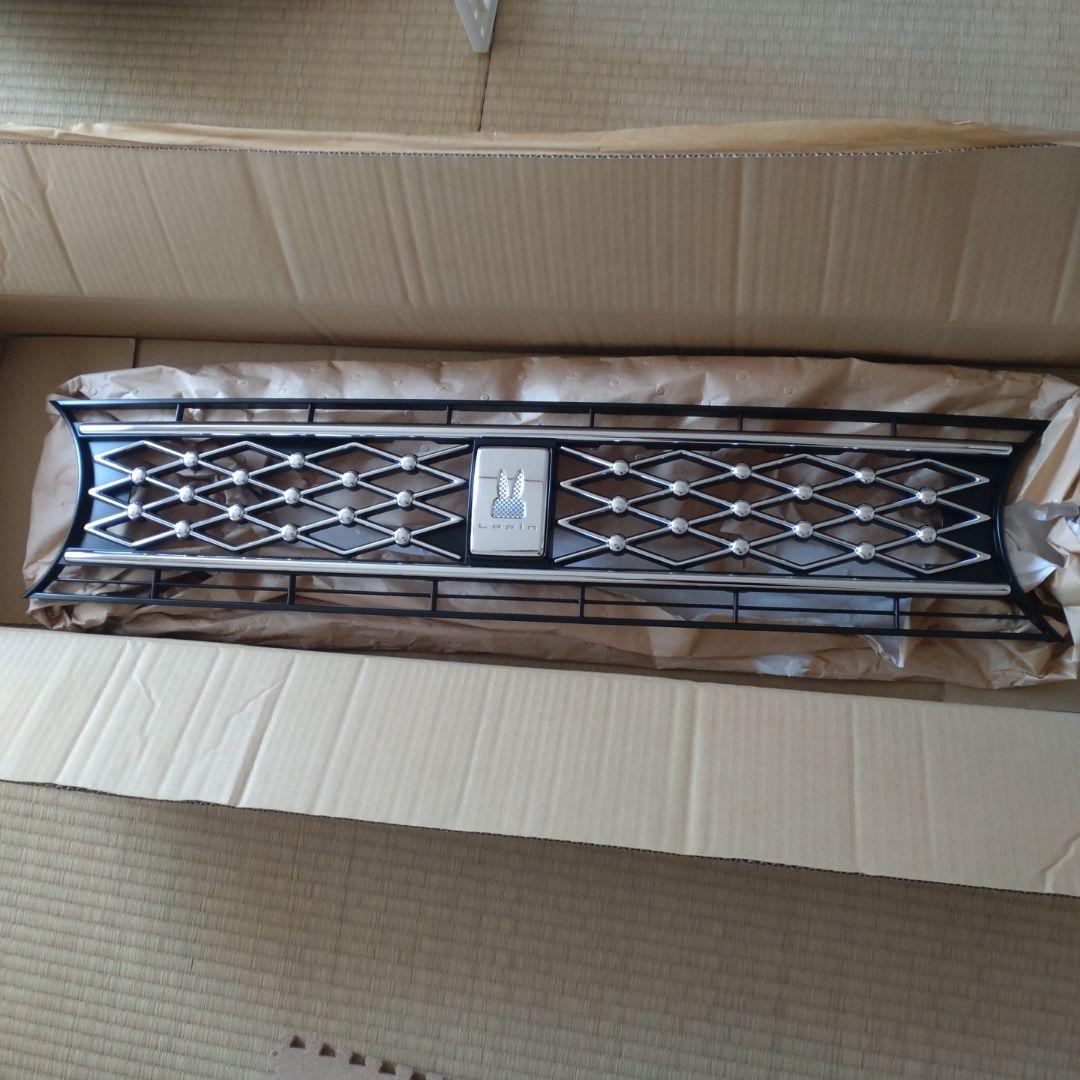 スズキ　Lapin ダイヤモンドグリル ウサギロゴ