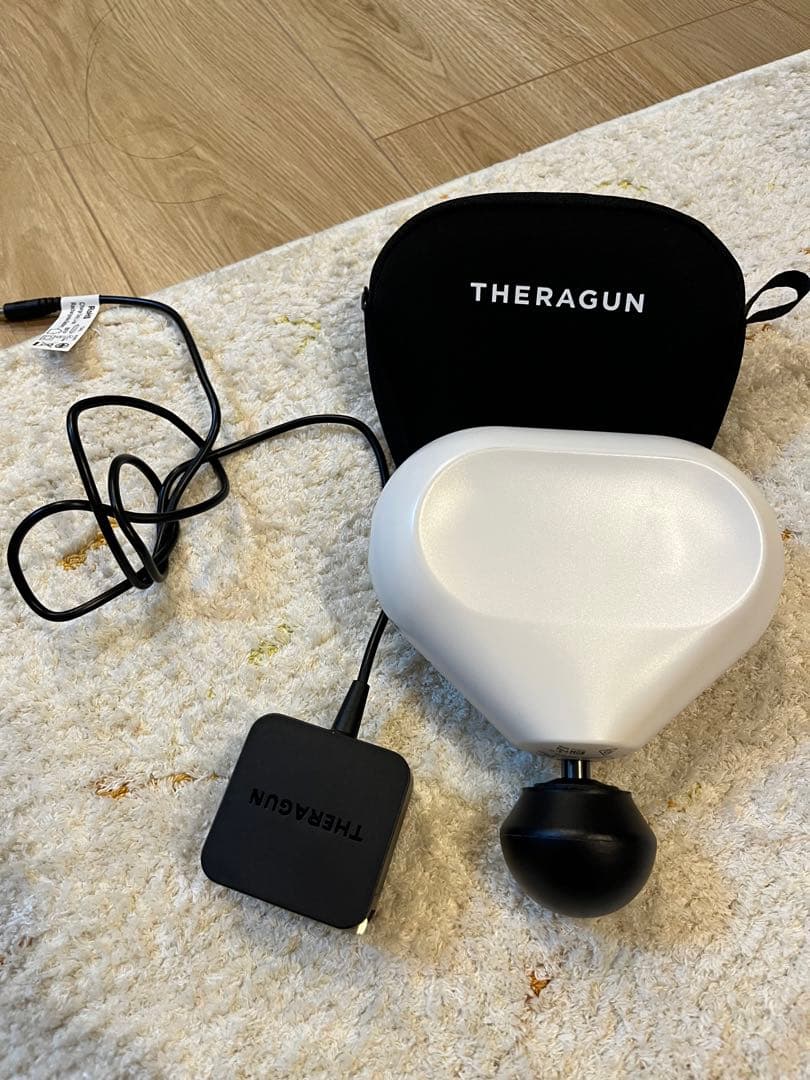 THERAGUN ホワイトマッサージャー 充電器付き