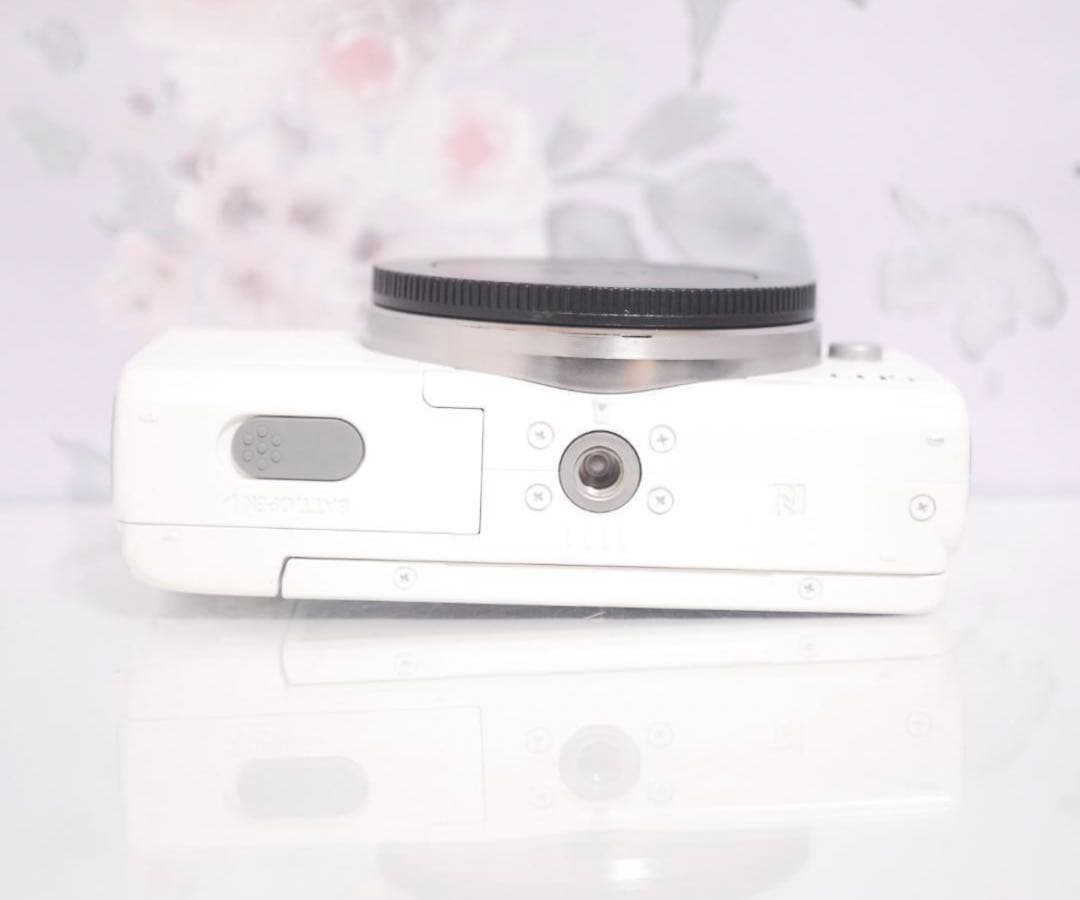 高画質で自撮りもラクラク☆Wi-Fi通信機能付き♪キャノン EOS M100♡