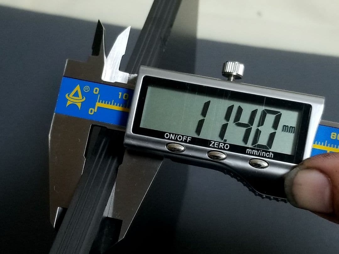 端材No.294　厚み約11.4ミリ【CFRP素材】ドライカーボン・カーボン板