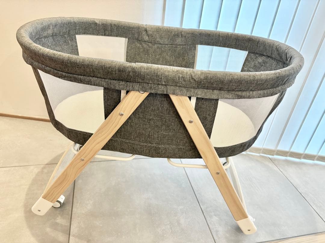 【ほぼ未使用】移動式ベビーベッド　折りたたみ　付属品：オムツ収納、蚊帳（未使用）