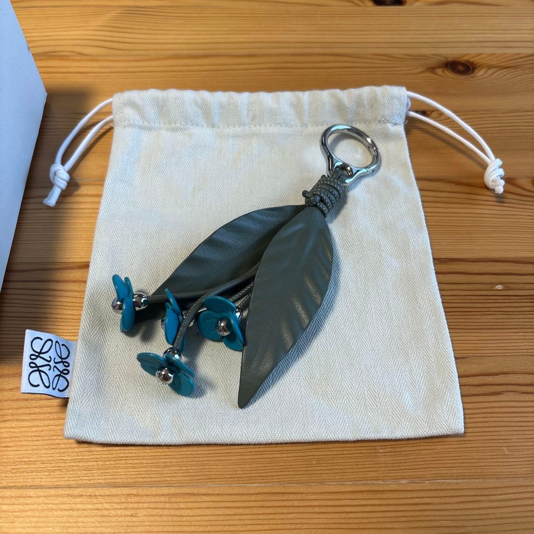 最終値下げ　ロエベ ストロベリー フラワーチャーム　青