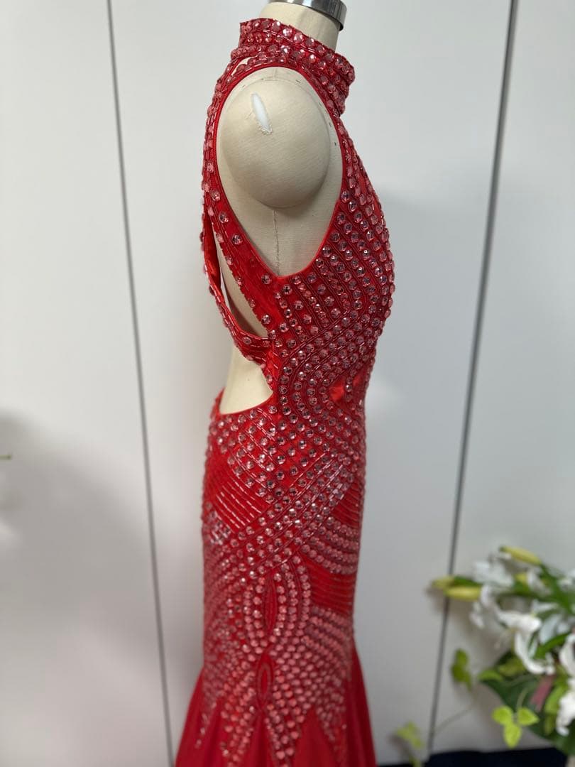 ビーズ装飾赤ハイネックドレス