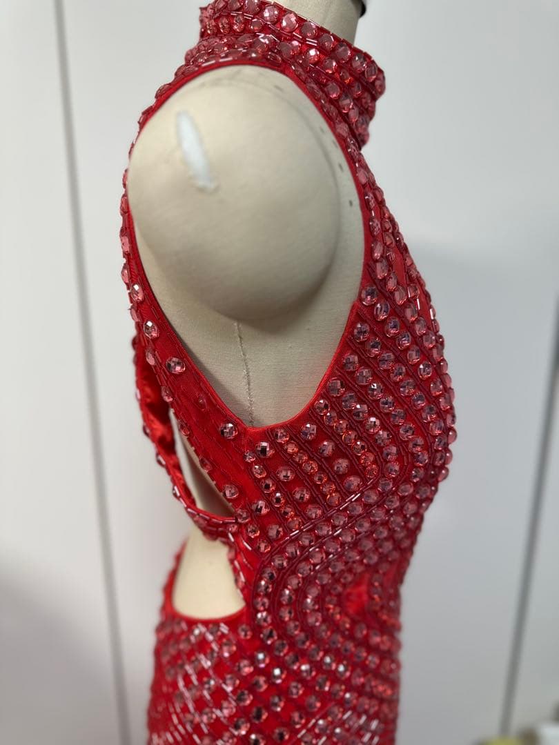 ビーズ装飾赤ハイネックドレス