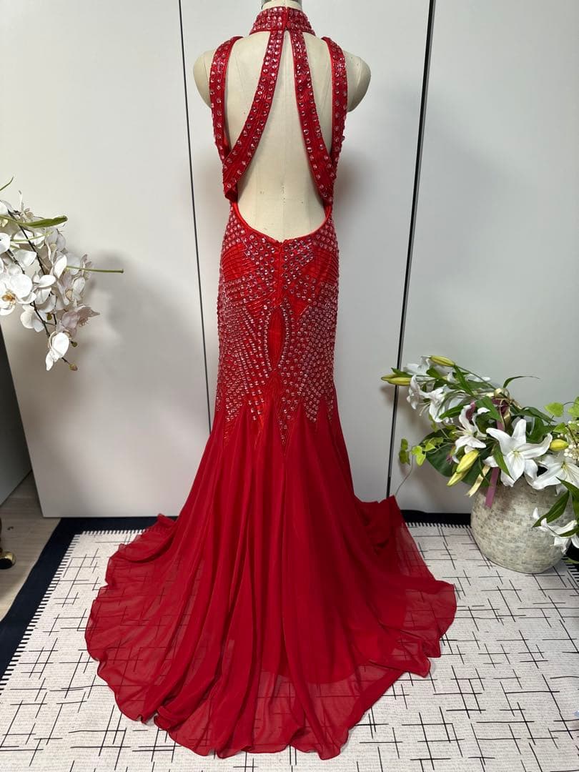 ビーズ装飾赤ハイネックドレス