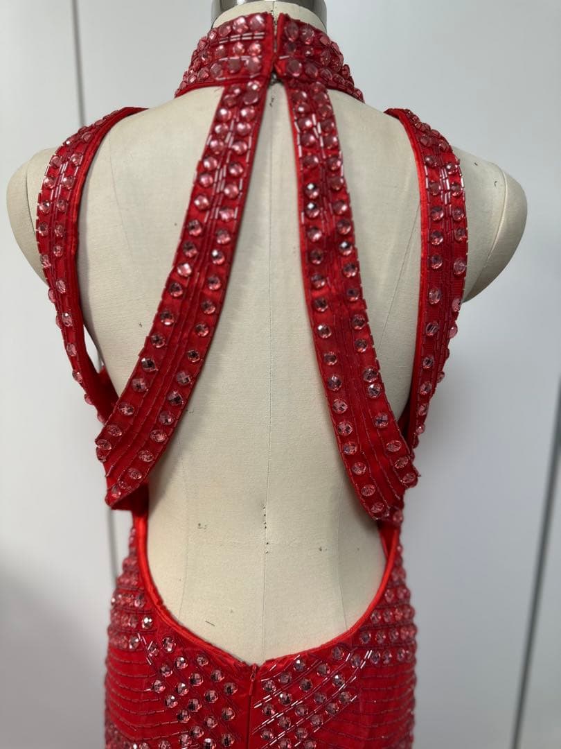 ビーズ装飾赤ハイネックドレス