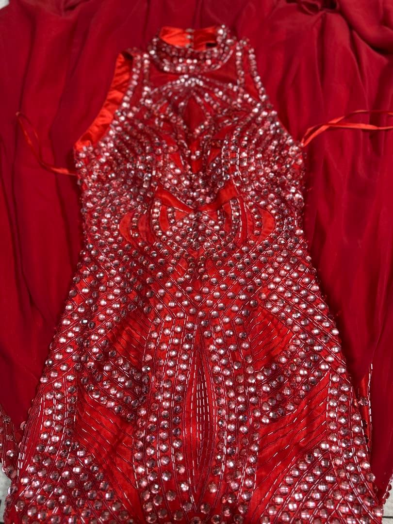 ビーズ装飾赤ハイネックドレス