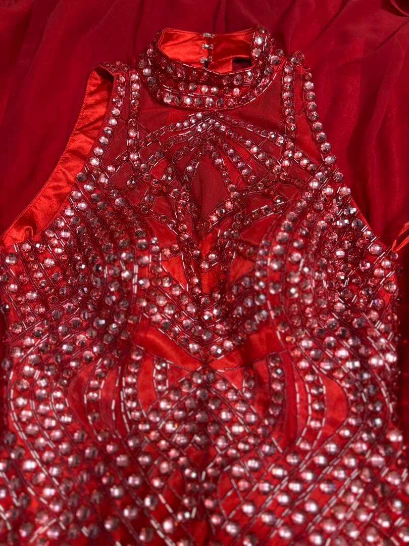 ビーズ装飾赤ハイネックドレス
