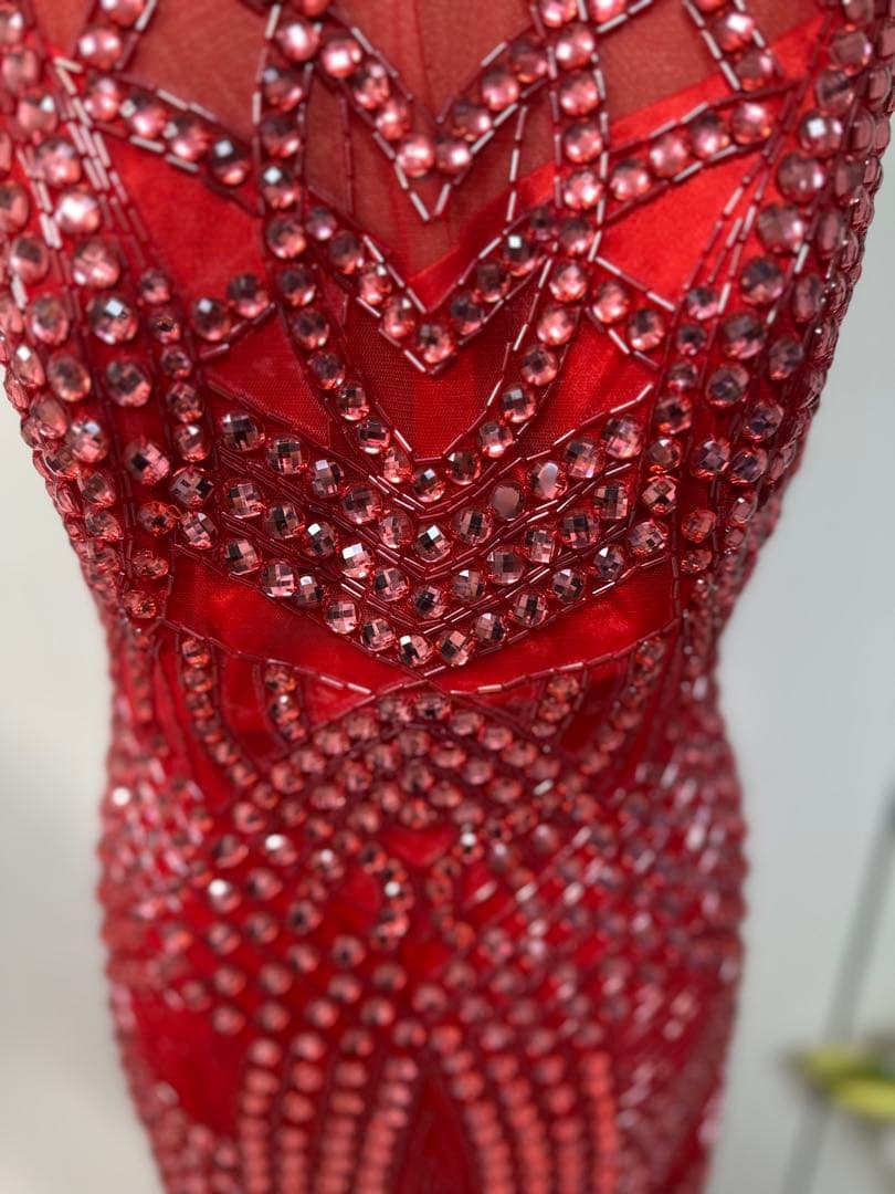 ビーズ装飾赤ハイネックドレス