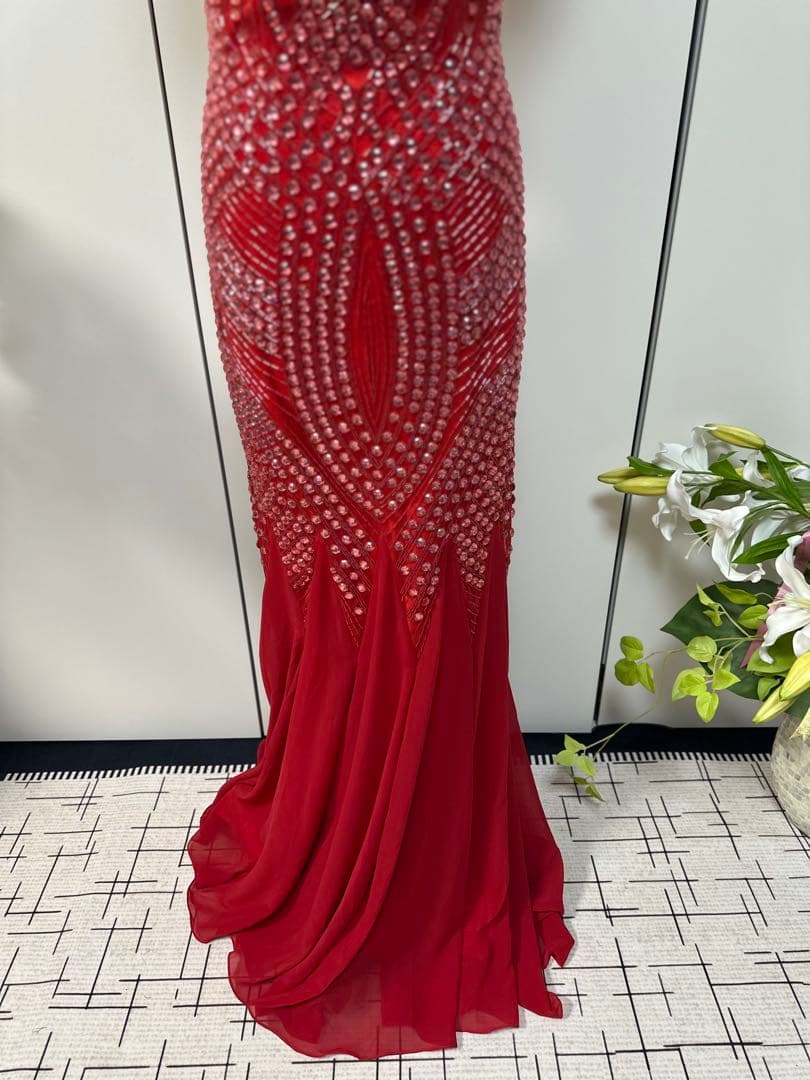 ビーズ装飾赤ハイネックドレス