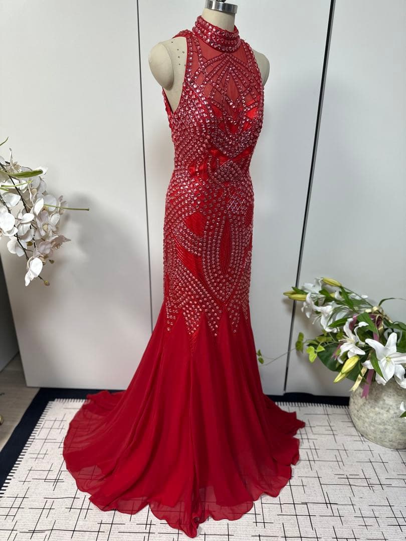 ビーズ装飾赤ハイネックドレス