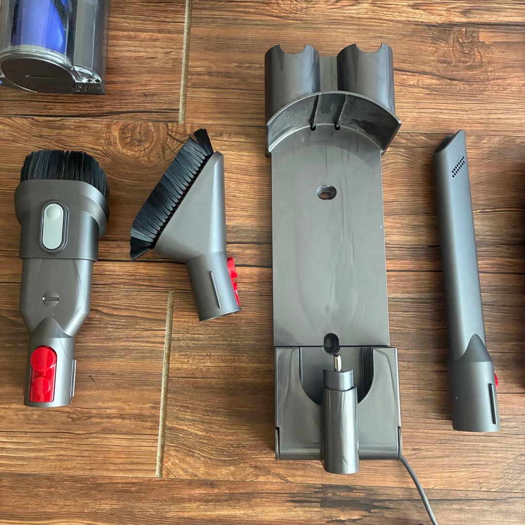 2022年製Dyson スティッククリーナー本体 充電器　各種アタッチメント付き