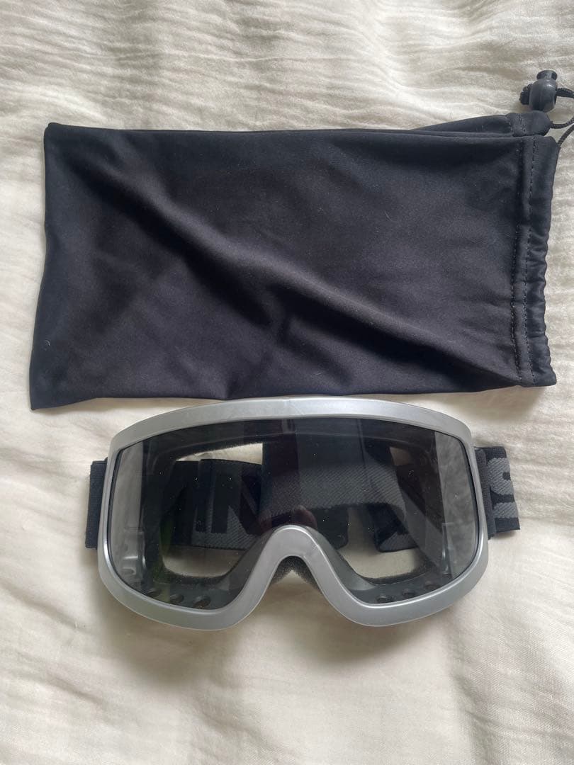 スキーウェア上下にグローブとゴーグル