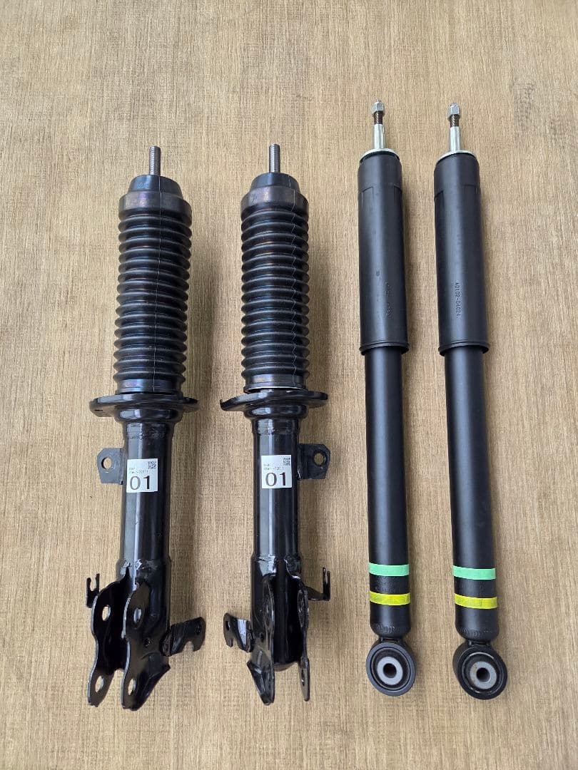 【新品】スズキ　クロスビー　ＦＦ車　純正ショックアブソーバー