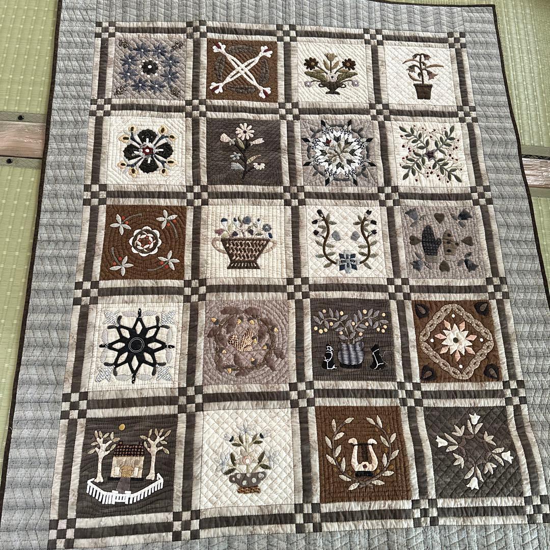 ハンドメイドパッチワークキルトのタペストリー