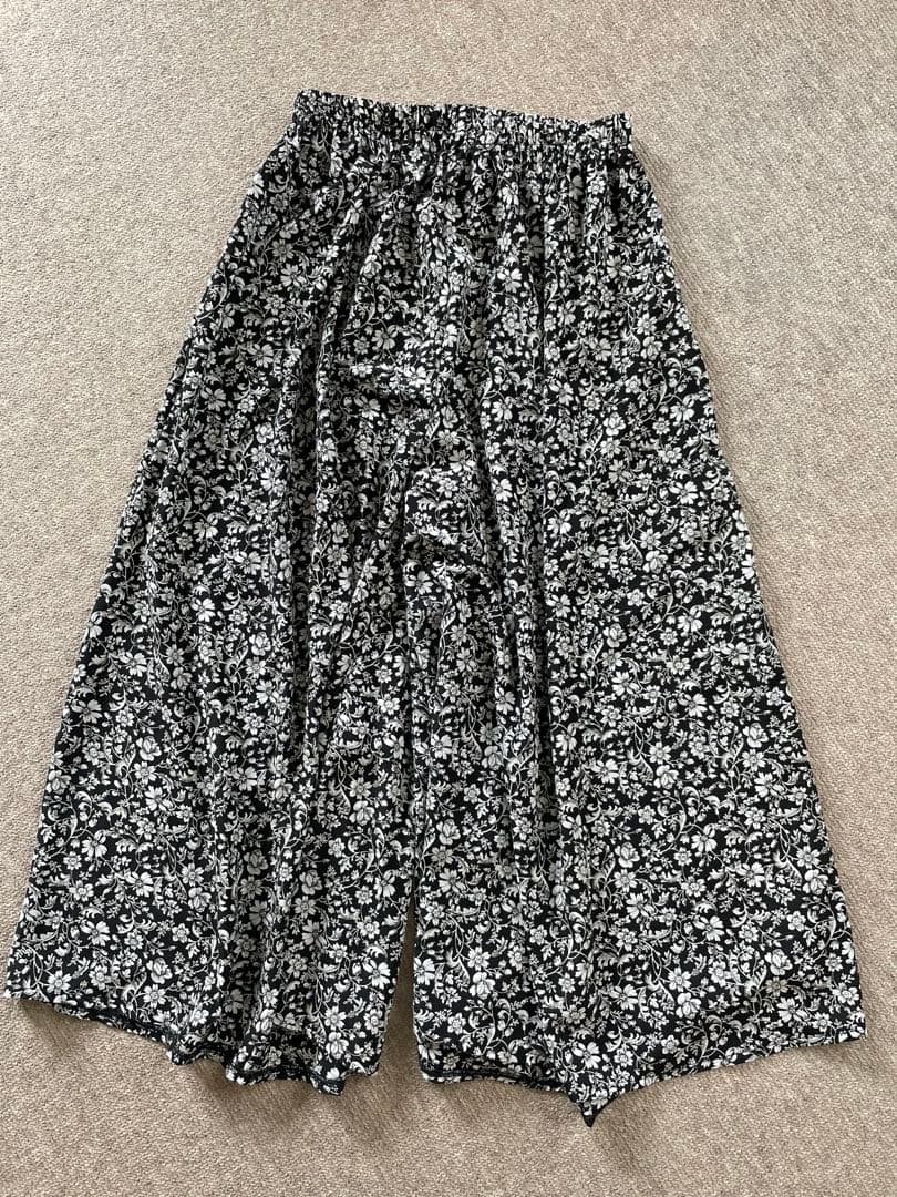 OUR ゆったりフレアワイドパンツ 小花柄