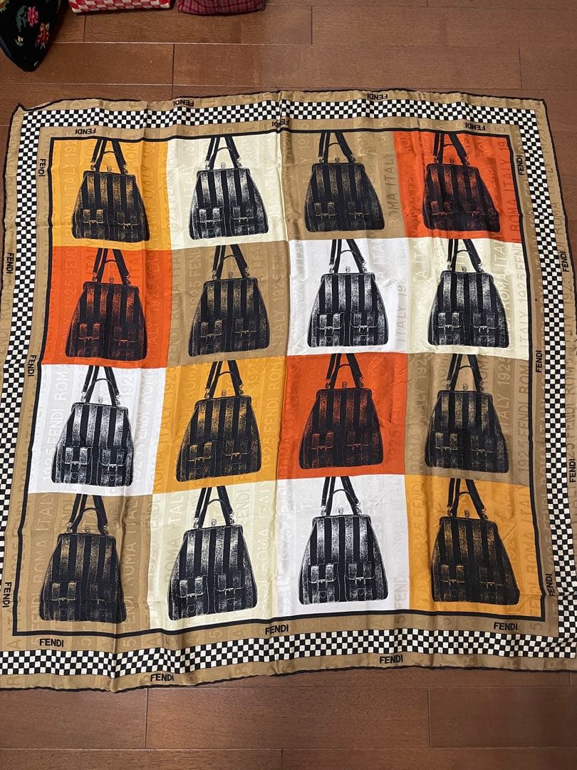 【合馬公式アカウント1】　FENDI バッグデザイン スカーフ