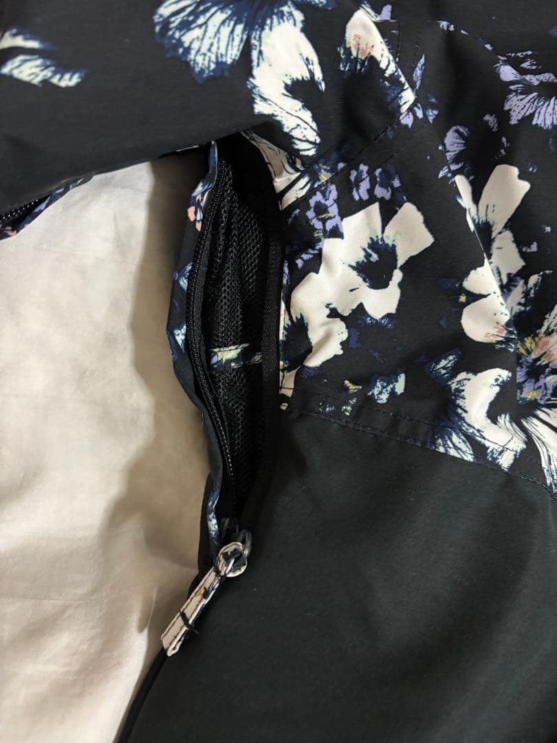 ROXY フローラルスノーボードウェア