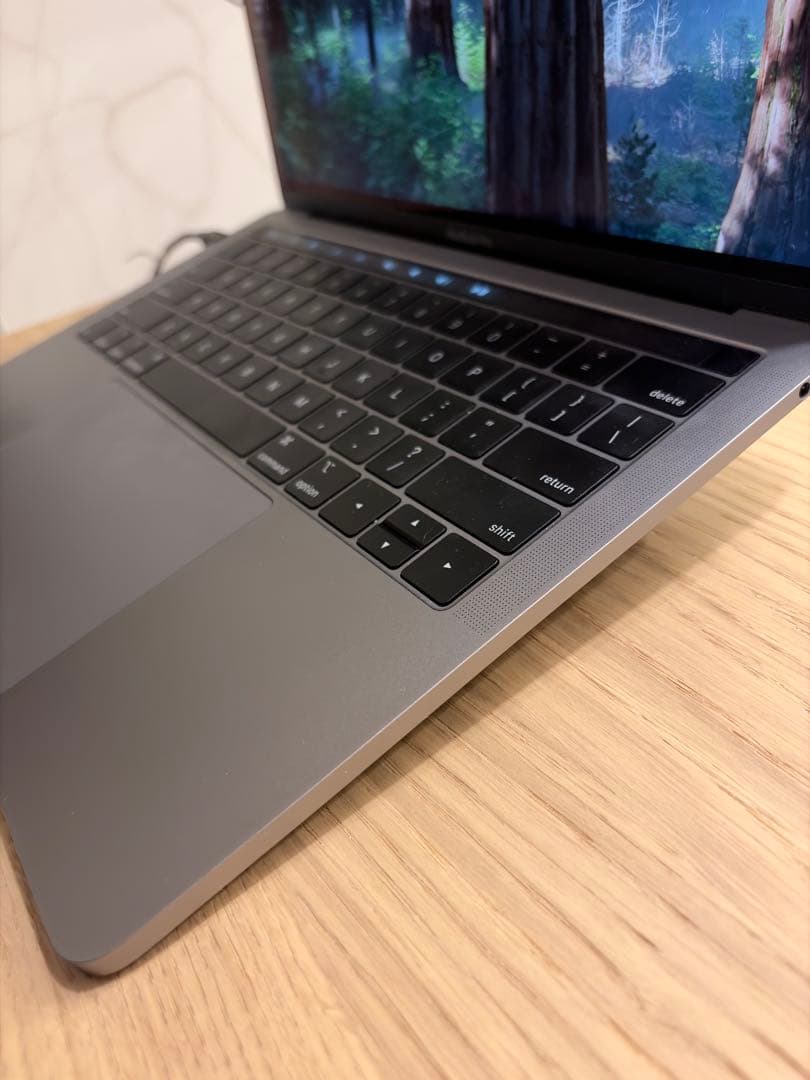 スタンド付きMacBook Pro 13 2019 i5/16GB/256Gb