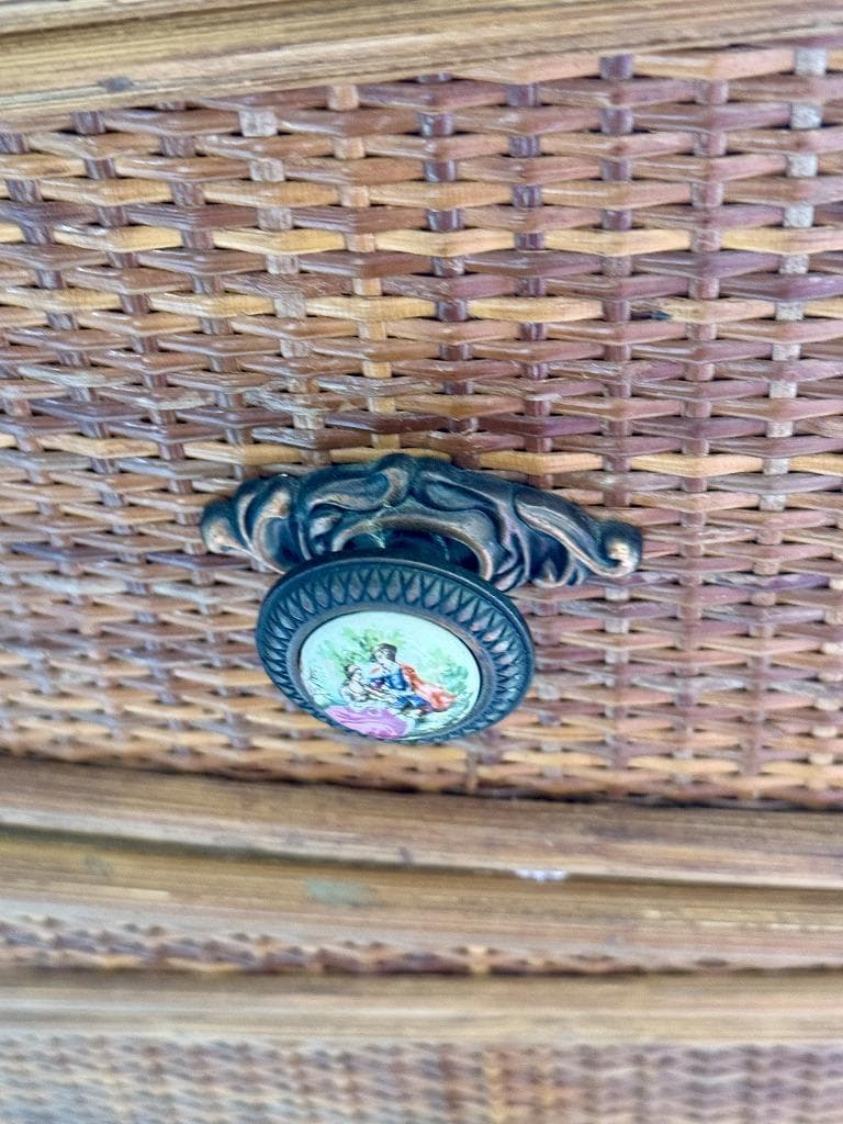 籐の箪笥 　引き出し　リモージュ陶器の取っ手　大容量　美しい箪笥です