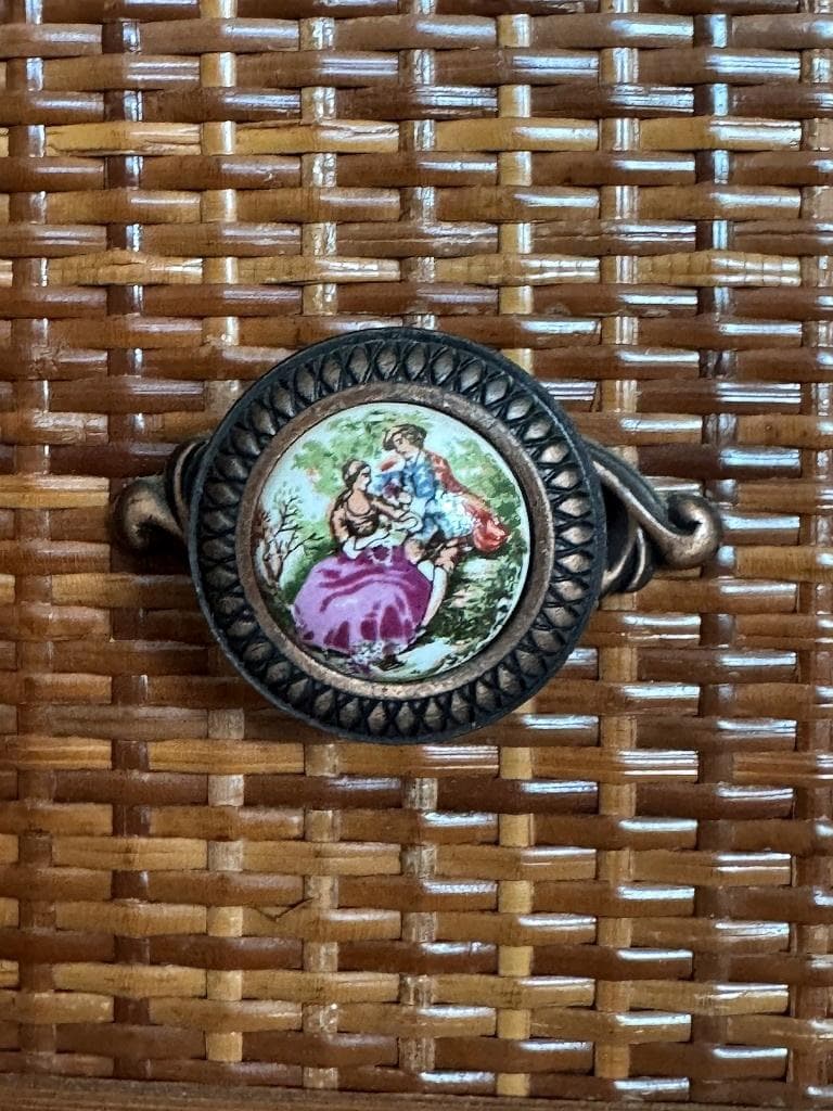 籐の箪笥 　引き出し　リモージュ陶器の取っ手　大容量　美しい箪笥です