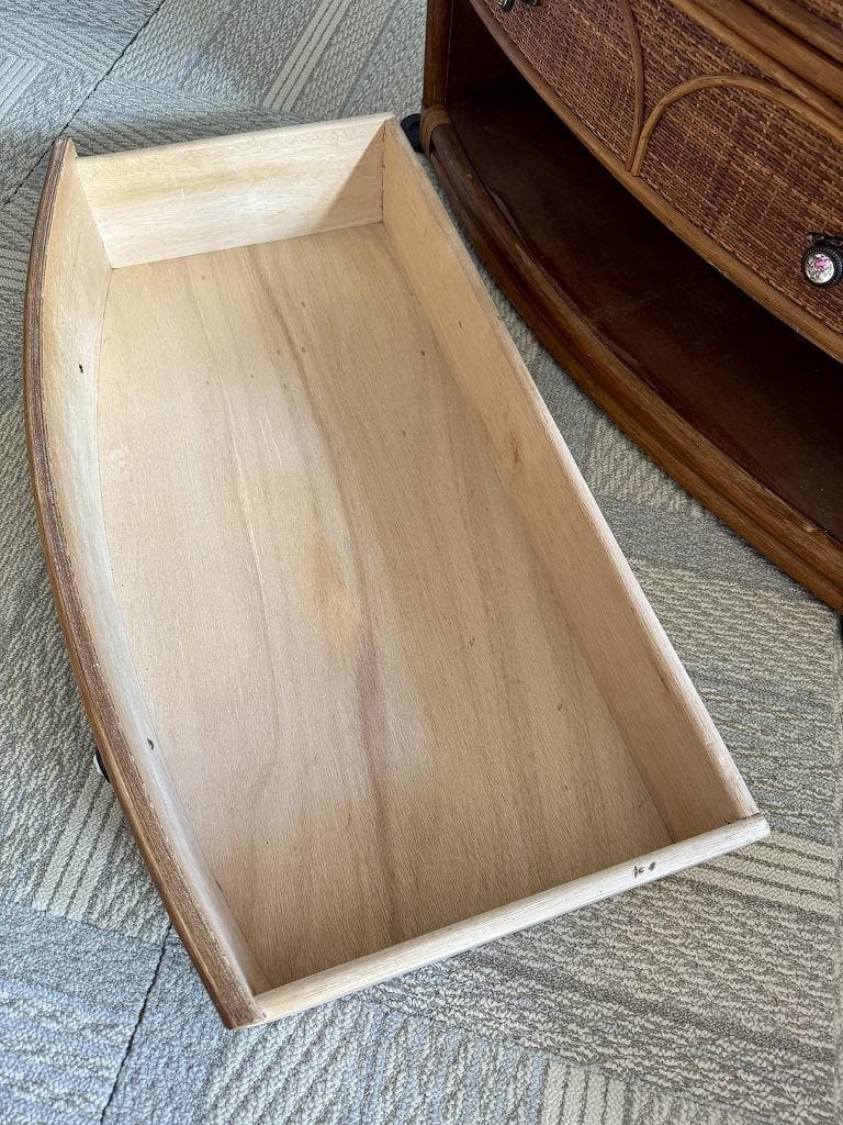 籐の箪笥 　引き出し　リモージュ陶器の取っ手　大容量　美しい箪笥です