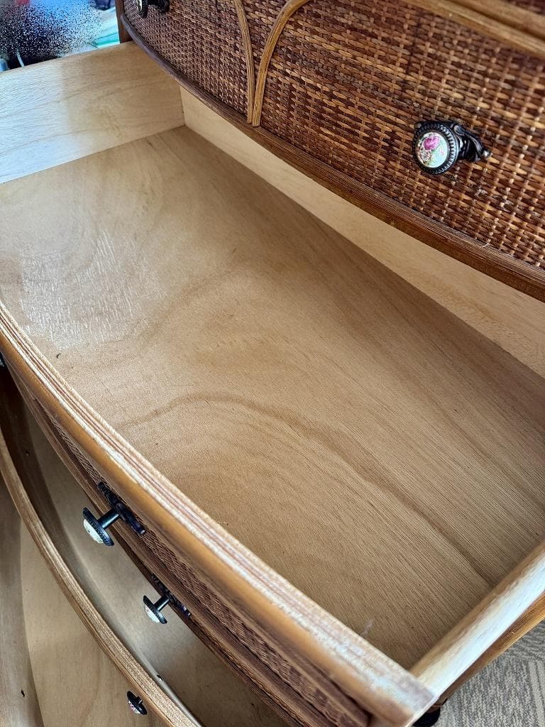 籐の箪笥 　引き出し　リモージュ陶器の取っ手　大容量　美しい箪笥です