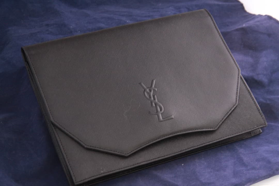 イヴサンローラン　クラッチバッグ　内側総柄　サフィアーノレザー　ブラック