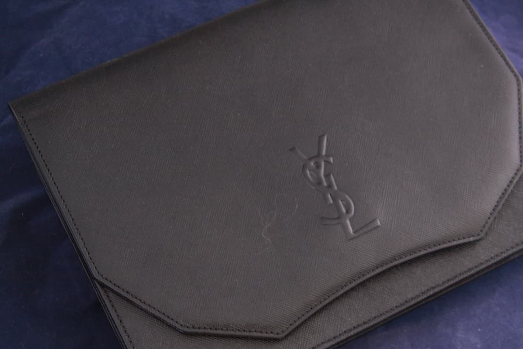 イヴサンローラン　クラッチバッグ　内側総柄　サフィアーノレザー　ブラック