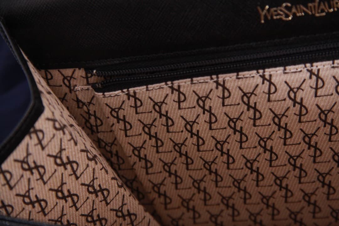 イヴサンローラン　クラッチバッグ　内側総柄　サフィアーノレザー　ブラック