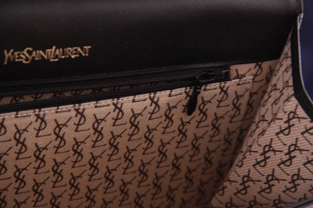 イヴサンローラン　クラッチバッグ　内側総柄　サフィアーノレザー　ブラック