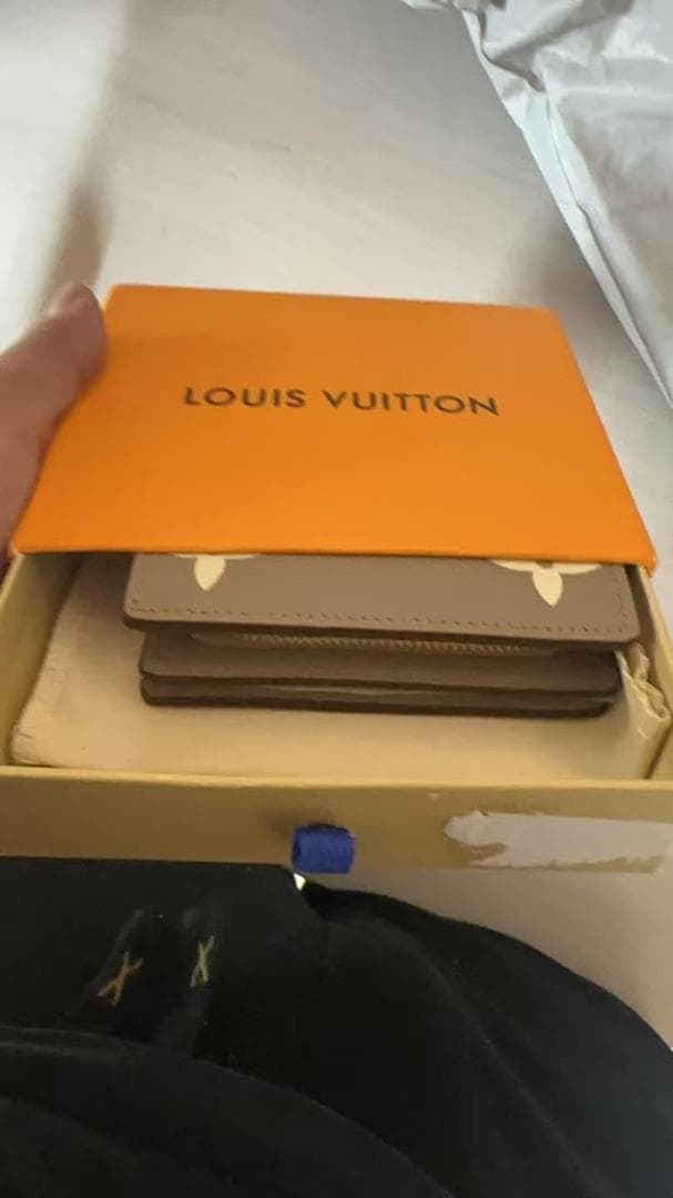 期間限定価格 二つ折り財布 カーキ色