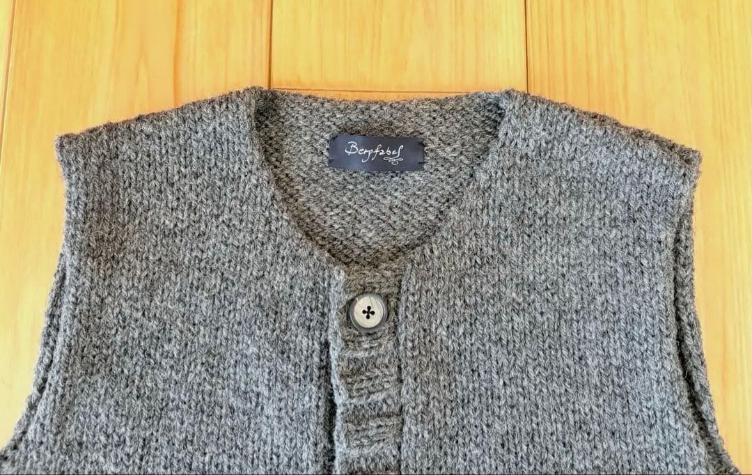 【極美品】bergfabel ハンドメイド ニットのベスト グレー L