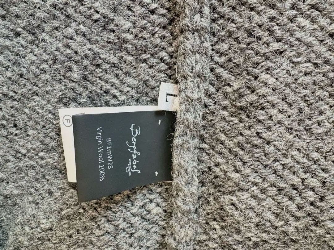 【極美品】bergfabel ハンドメイド ニットのベスト グレー L