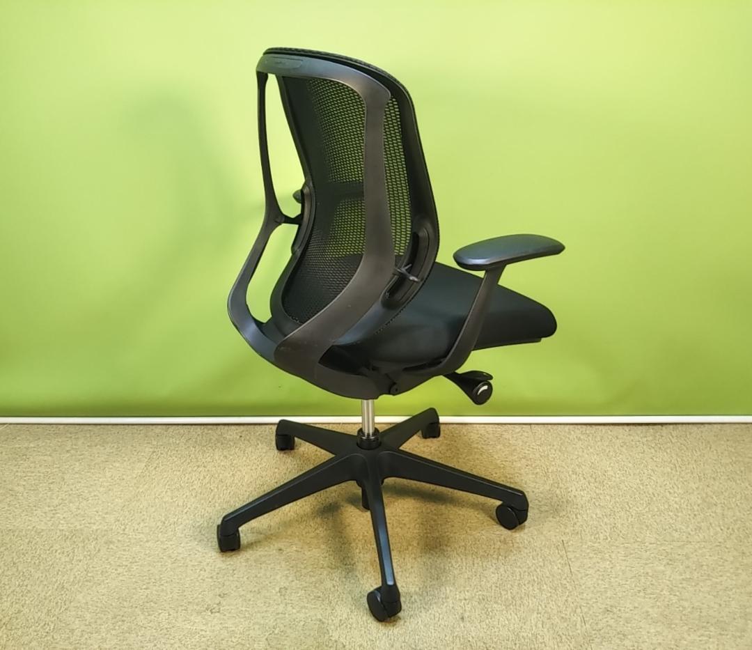 aw　オカムラ　シルフィーチェア　ローバック　固定肘　前傾機能　メッシュ　中古品