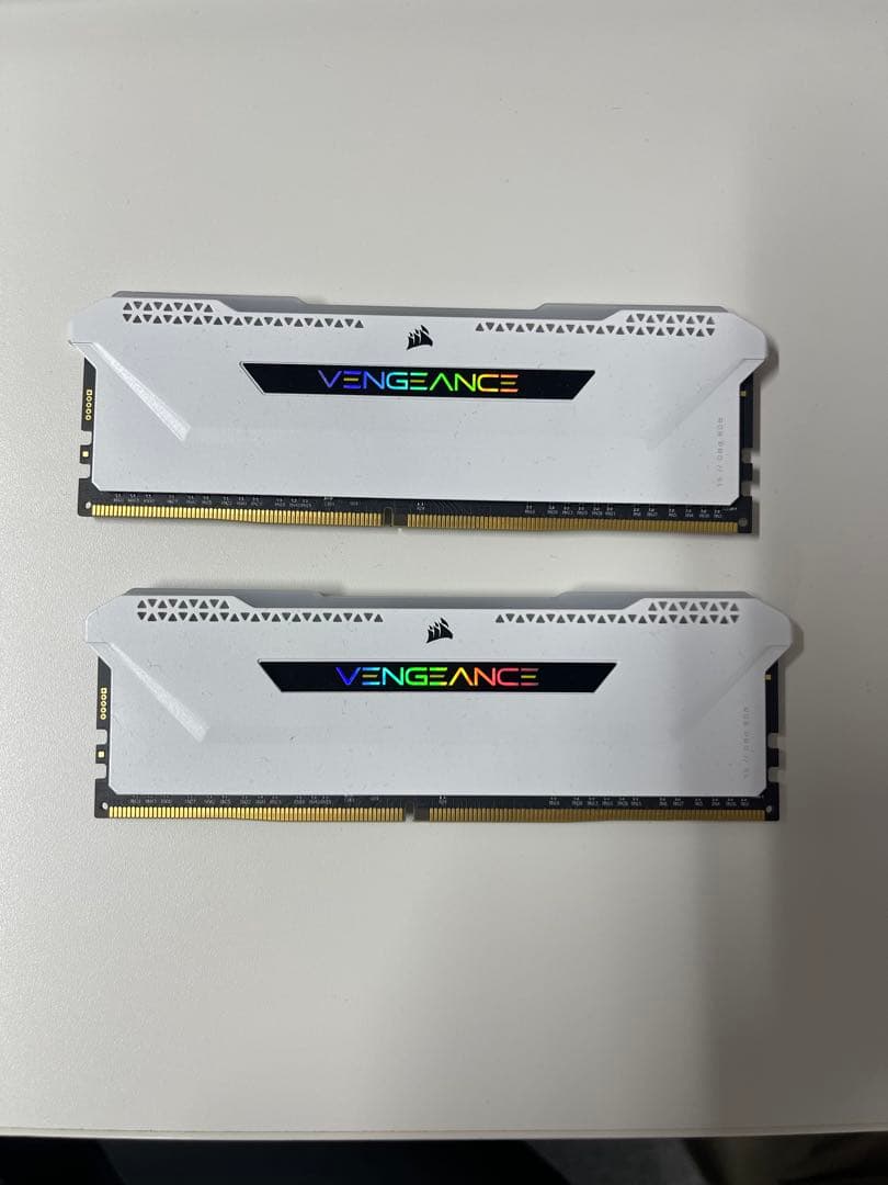 メモリCorsair Vengeance DDR4 16GB 3200MHz２個