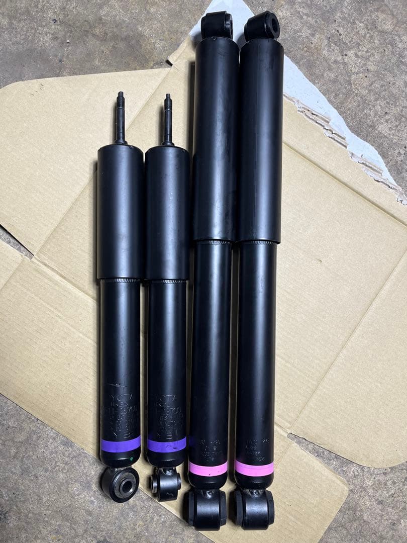 新車外しTOYOTA ガス封入式ショックアブソーバー 4本セット