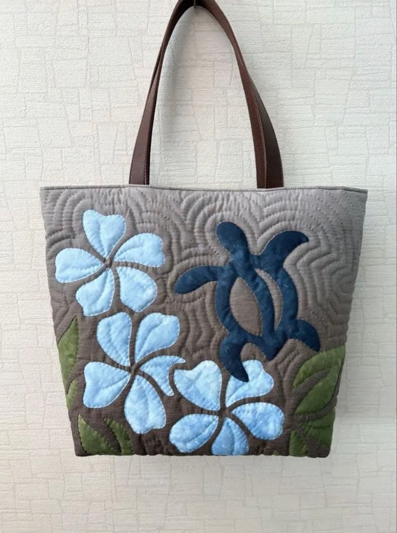 ハワイアンキルトトートバッグ　　　　　　　　プルメリア&ホヌ　ブラウン