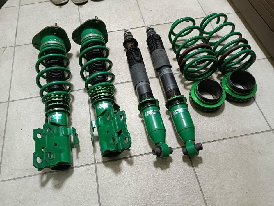 プリウスZVW30/35 フルタップ式車高調TEIN