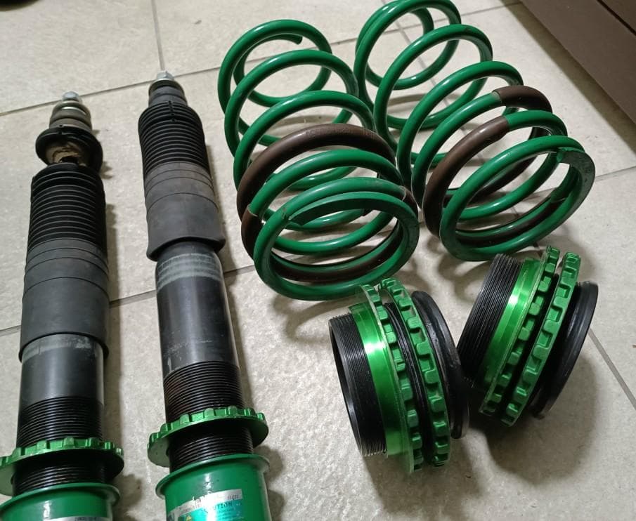 プリウスZVW30/35 フルタップ式車高調TEIN