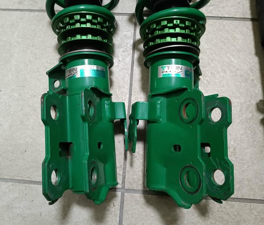 プリウスZVW30/35 フルタップ式車高調TEIN