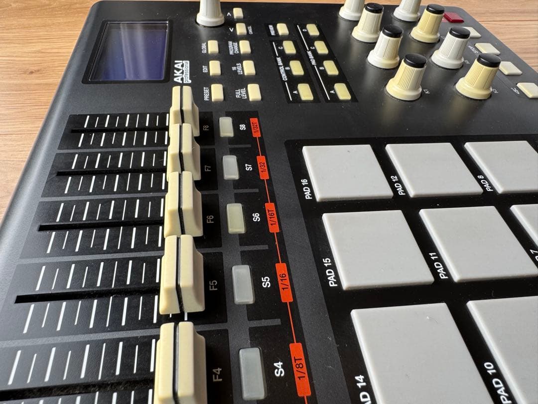 AKAI MPD32 MIDIコントローラー