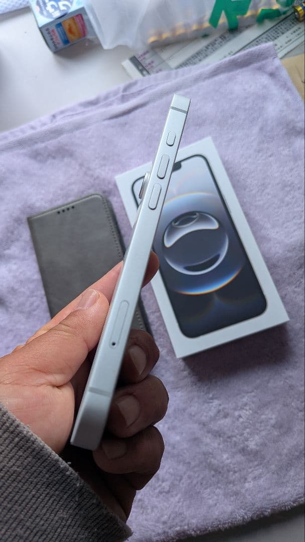 ｉＰｈｏｎｅ１６e１２８ギガ超美品２４時間以内発送。