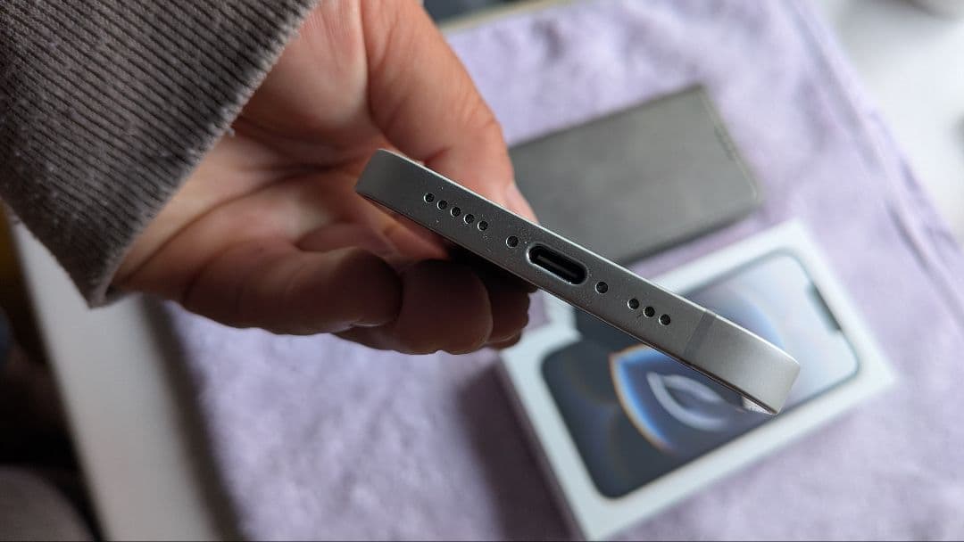 ｉＰｈｏｎｅ１６e１２８ギガ超美品２４時間以内発送。