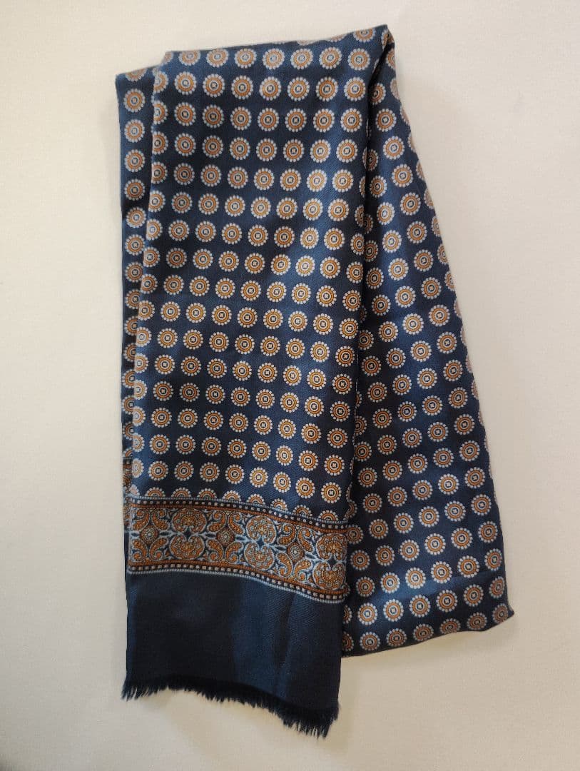 シルク製ネイビー円形模様ストール