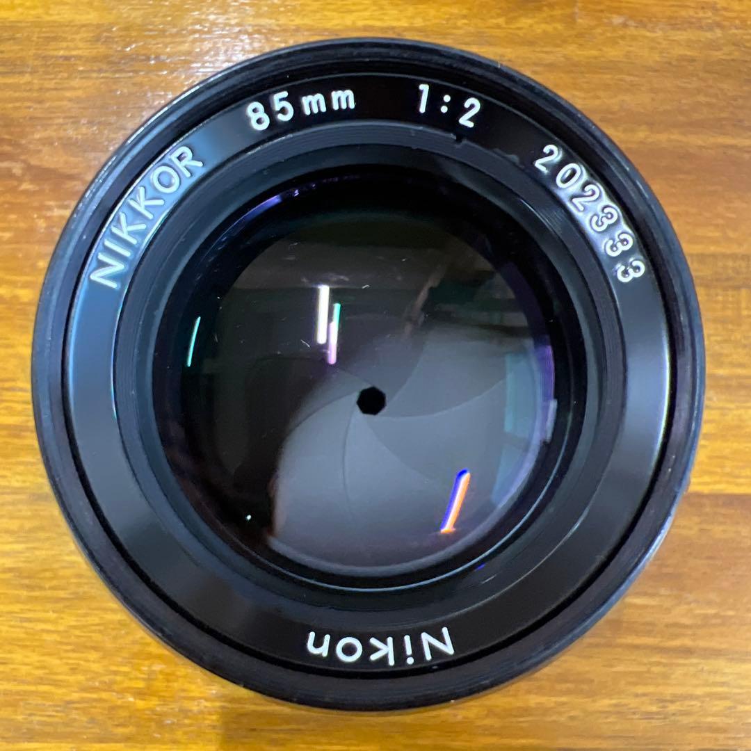 ニコン　単焦点レンズ　Ai　NIKKOR　85ｍｍ　f2　前後キャップ付き