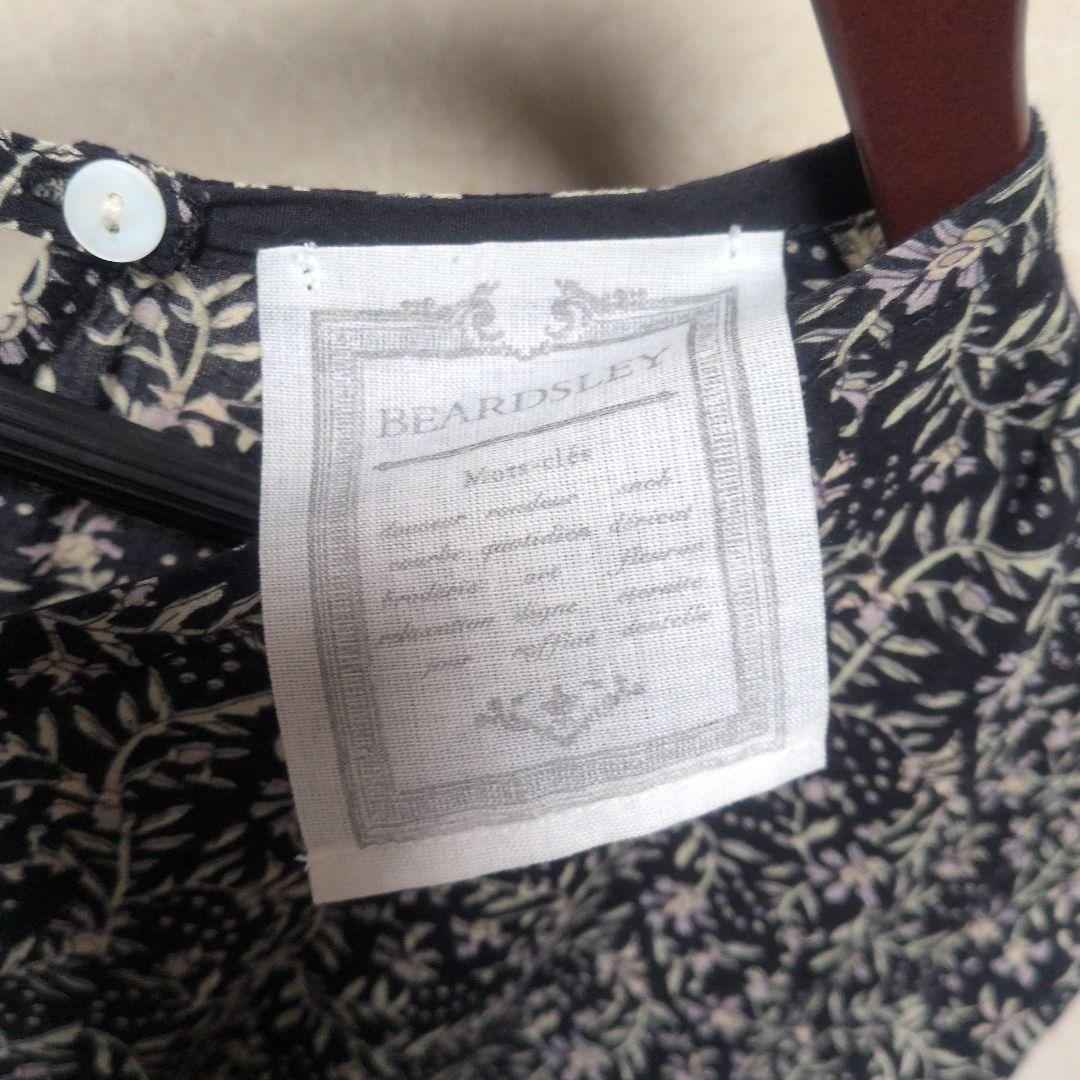 ビアズリー　プリントギャザーワンピ　黒系　リーフ柄　Vネック　ロングワンピース