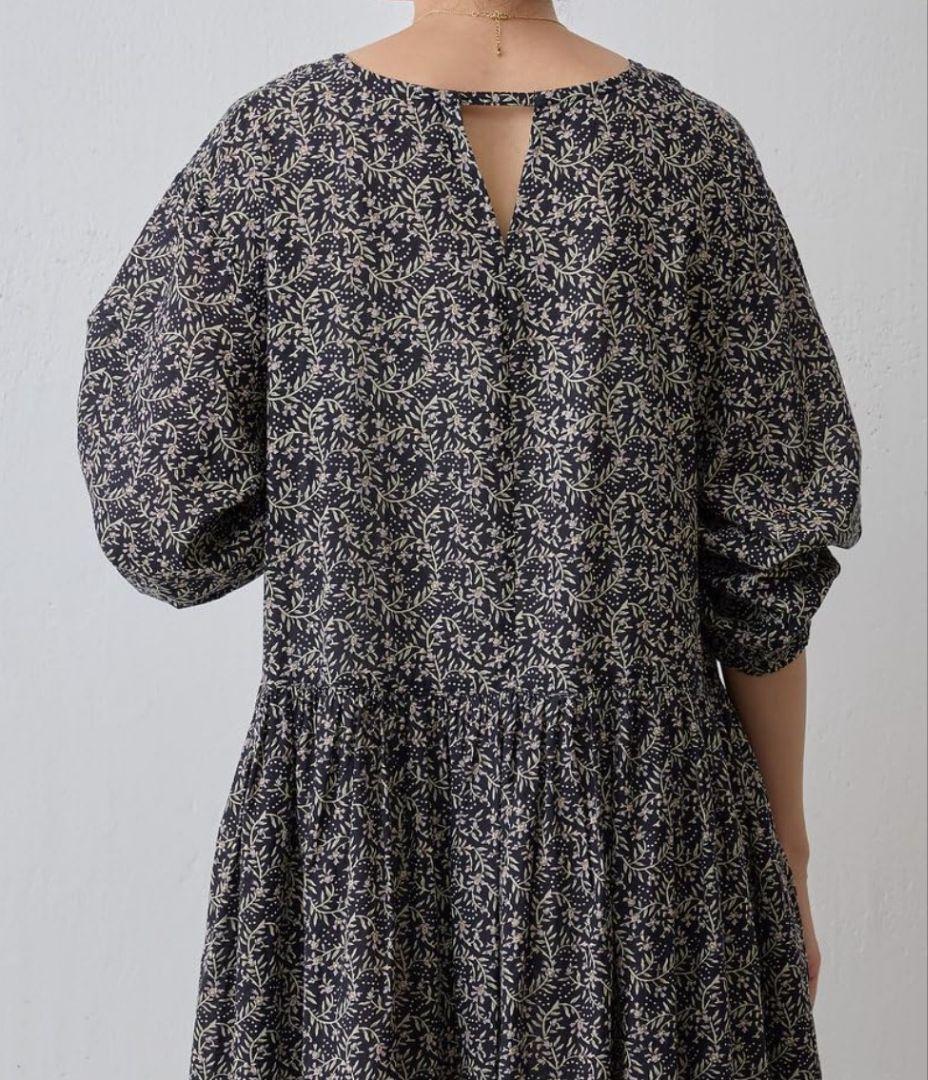 ビアズリー　プリントギャザーワンピ　黒系　リーフ柄　Vネック　ロングワンピース