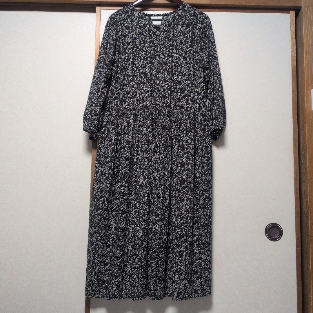 ビアズリー　プリントギャザーワンピ　黒系　リーフ柄　Vネック　ロングワンピース