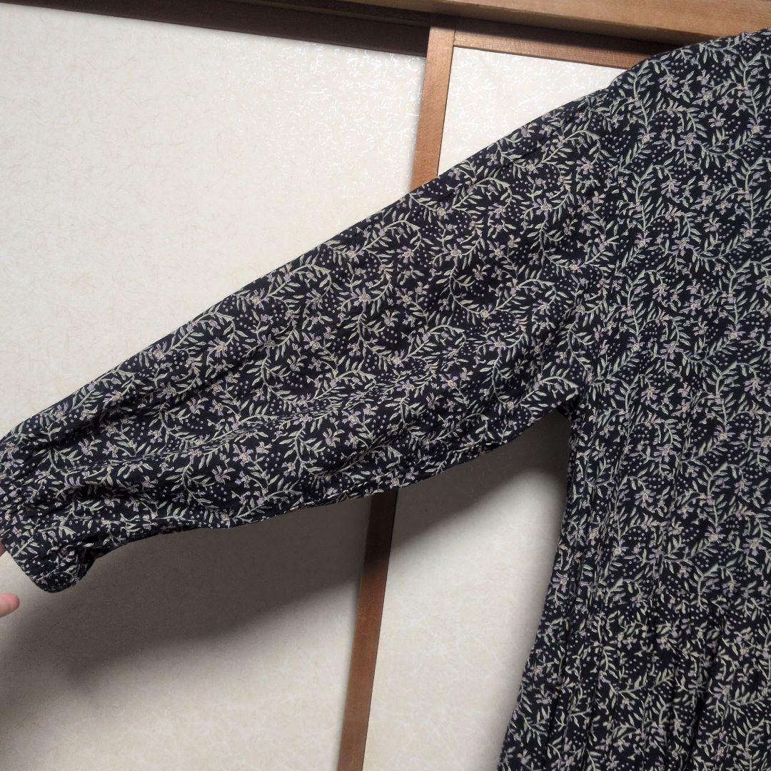 ビアズリー　プリントギャザーワンピ　黒系　リーフ柄　Vネック　ロングワンピース